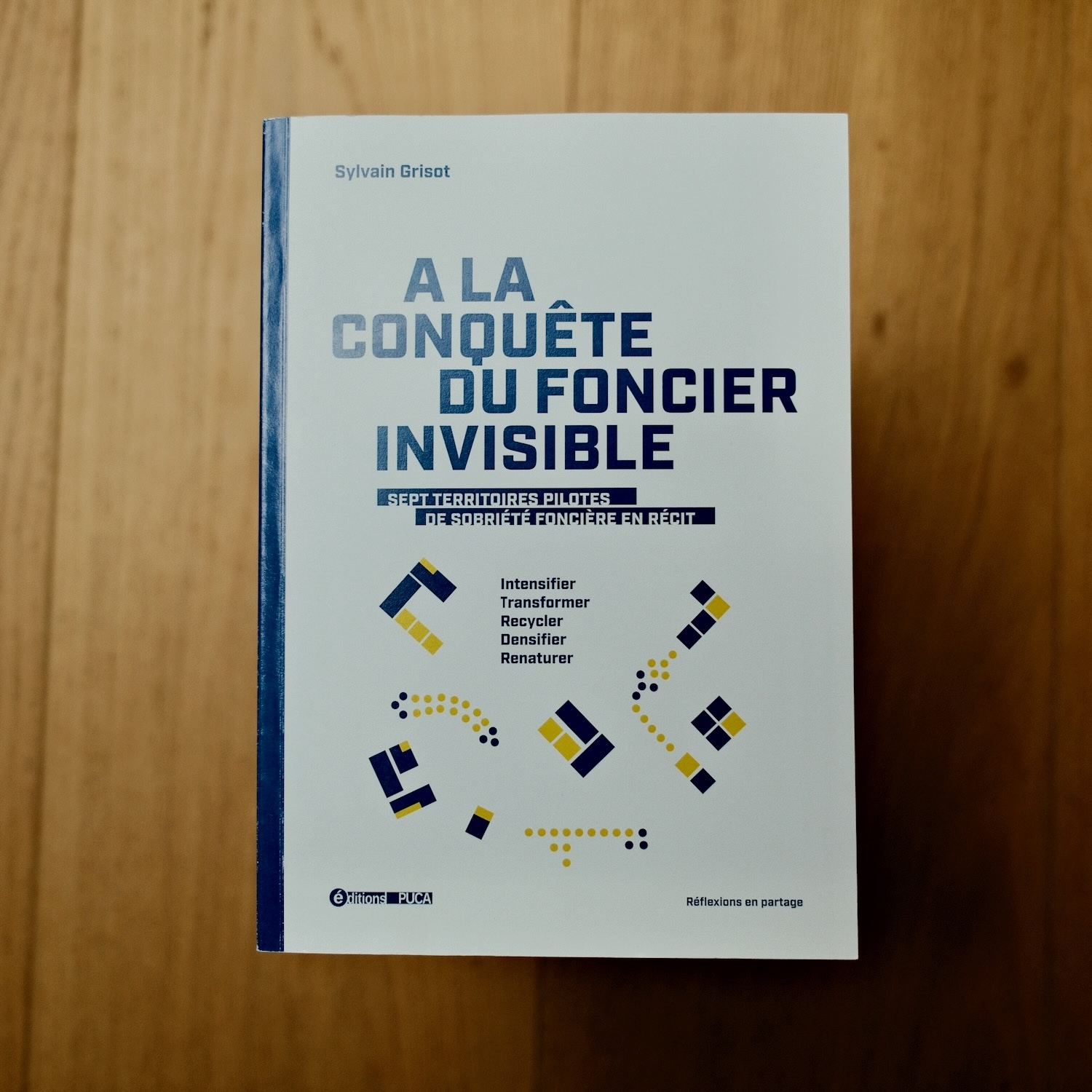 Couverture du livre À la conquête du foncier invisible